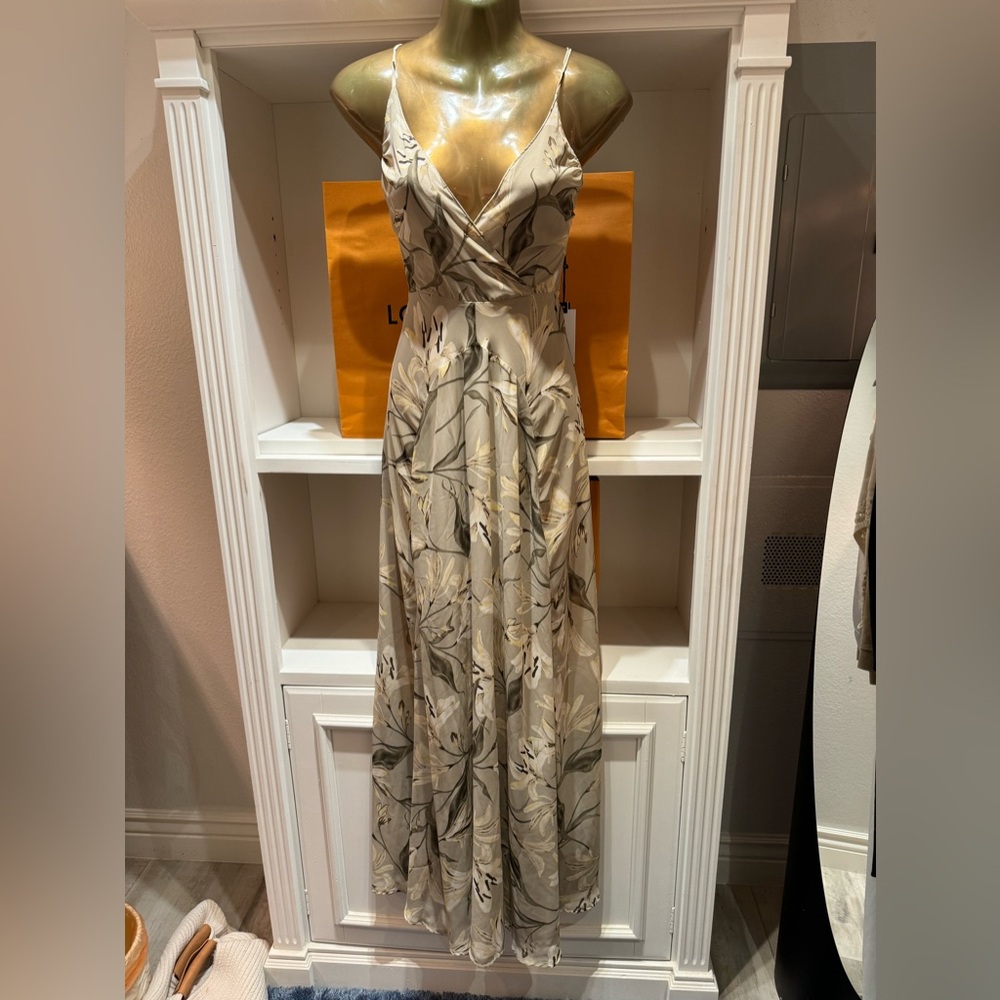 ASTR NWT floral dress in tan, nude, green and yellow. Size M